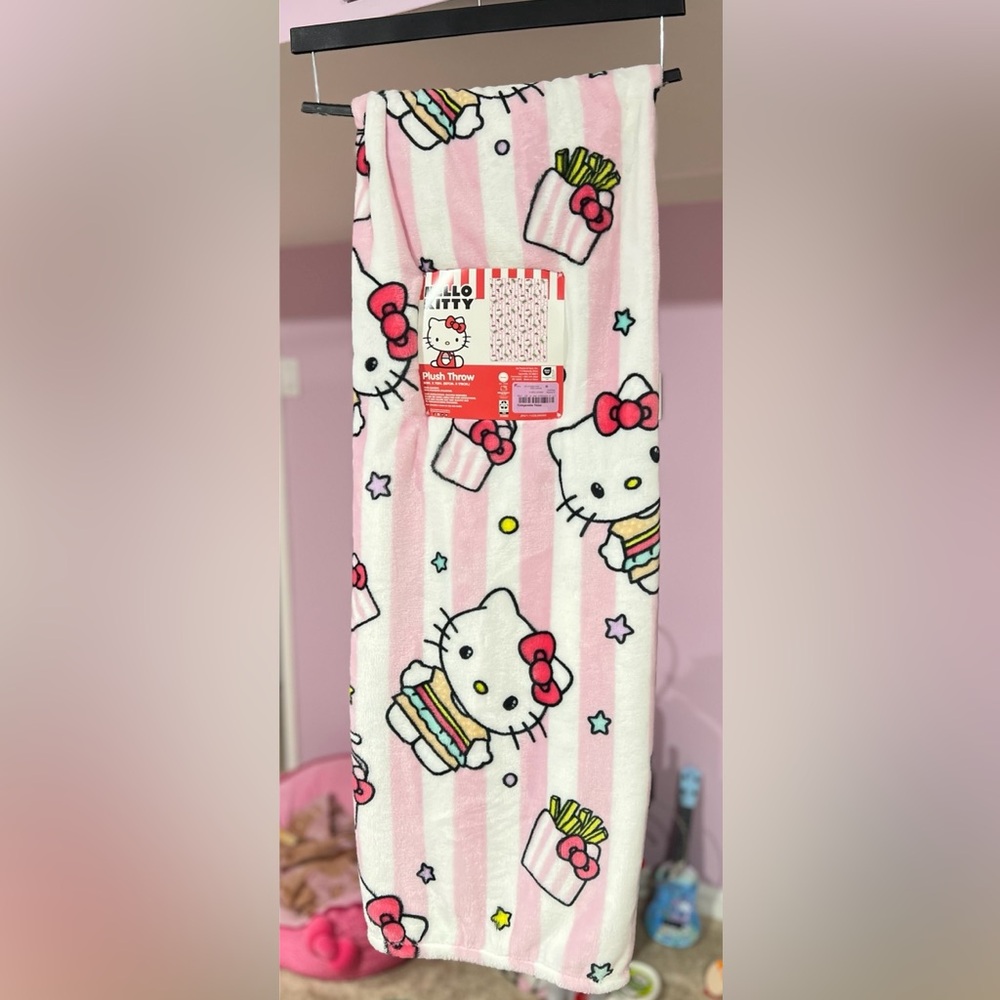 Hello Kitty Burger Throw
